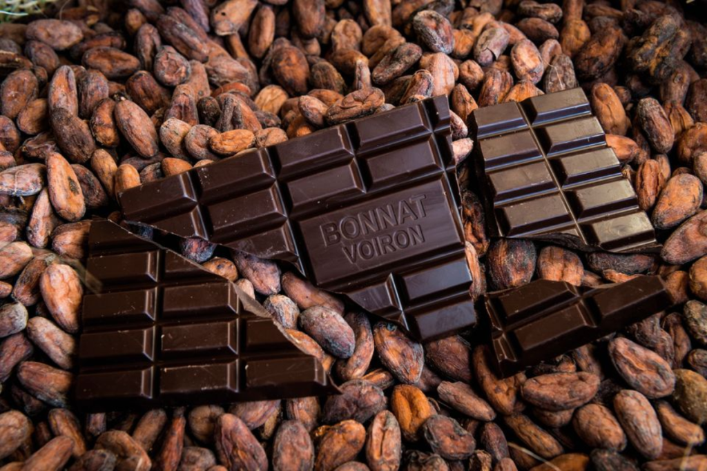 Tablette de chocolat noir artisanal riche en cacao, Le Chocolat des Français, source de bienfaits naturels et de plaisir gourmand.