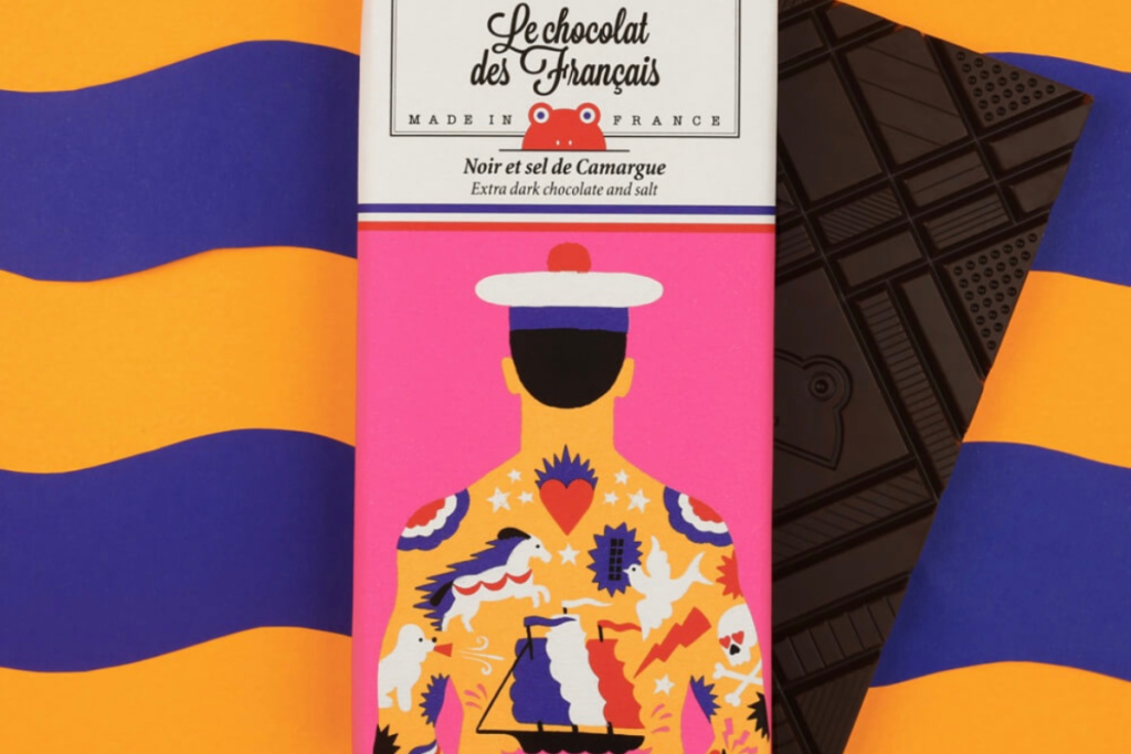 Tablette de chocolat noir au sel de Camargue, 100 % fabriquée en France par Le Chocolat des Français. Chocolat artisanal au goût intense et salé, avec un packaging artistique et coloré.