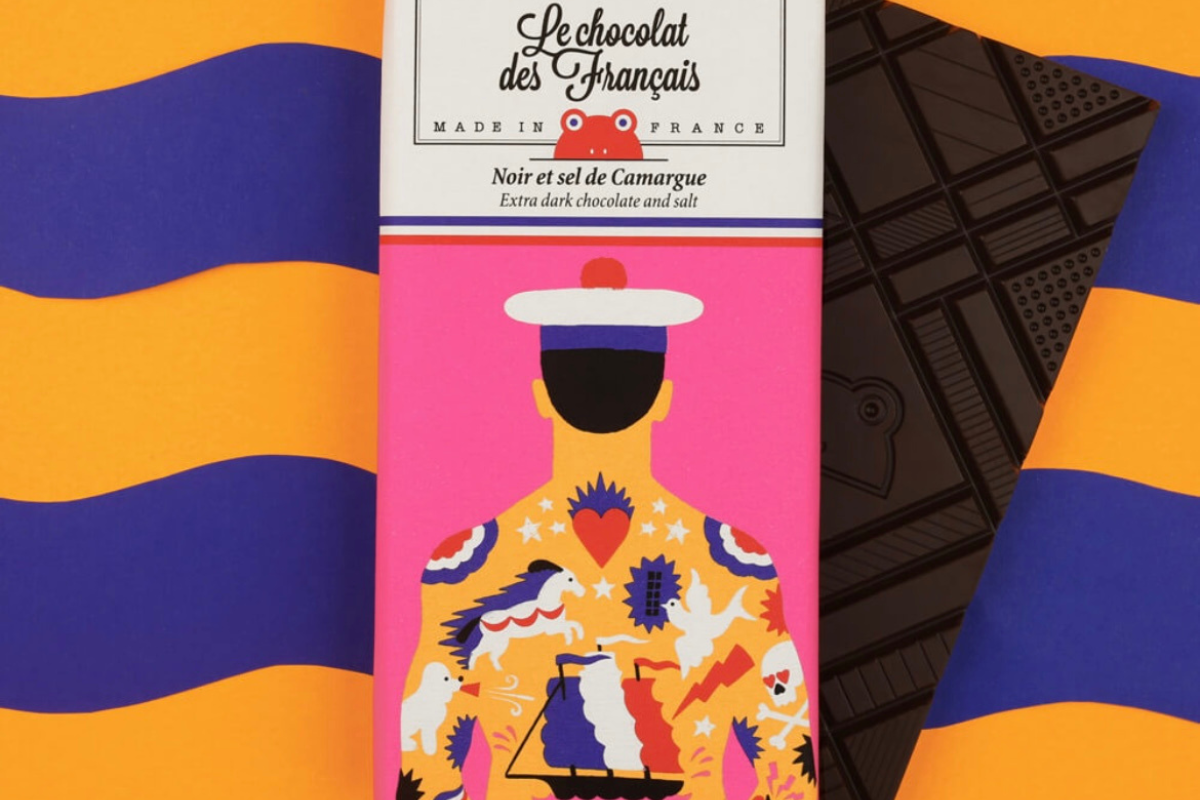 Tablette de chocolat noir au sel de Camargue, 100 % fabriquée en France par Le Chocolat des Français. Chocolat artisanal au goût intense et salé, avec un packaging artistique et coloré.
