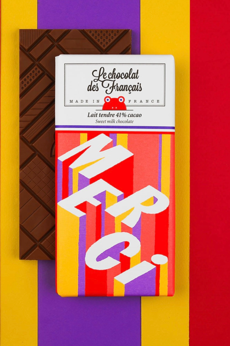 Tablette de chocolat au lait 41 % cacao, tendre et fondante, fabriquée en France par Le Chocolat des Français. Chocolat artisanal au packaging illustré, mêlant douceur, art et savoir-faire français.