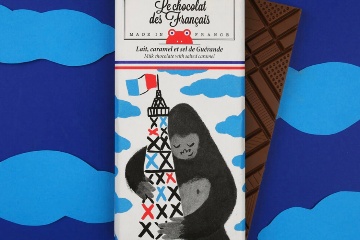 Tablette de chocolat au lait, caramel fondant et sel de Guérande, fabriquée en France par Le Chocolat des Français. Chocolat artisanal alliant douceur, pointe salée et packaging illustré original.