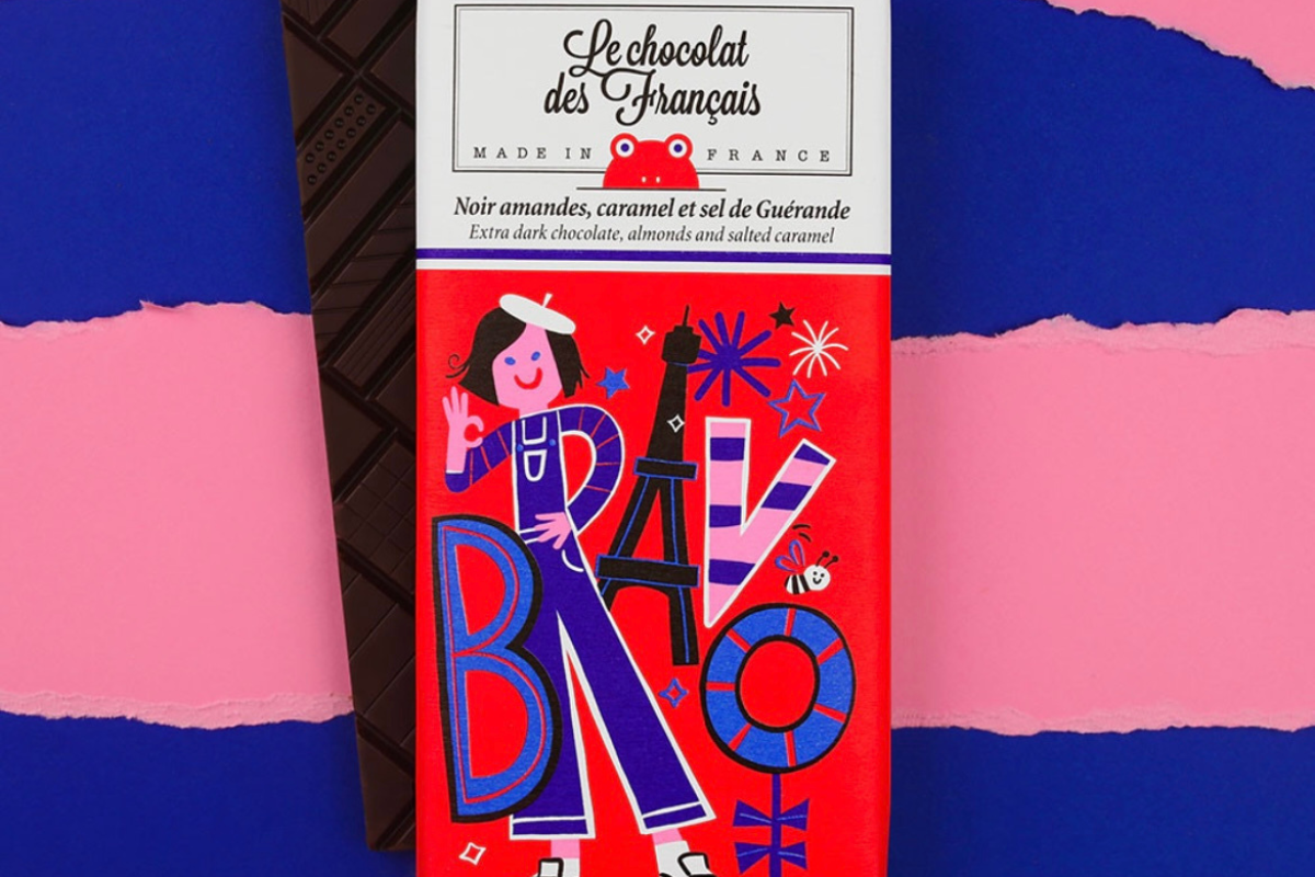 Tablette de chocolat noir aux amandes croquantes, caramel fondant et sel de Guérande, fabriquée en France par Le Chocolat des Français. Chocolat artisanal gourmand, avec un packaging illustré original et coloré.