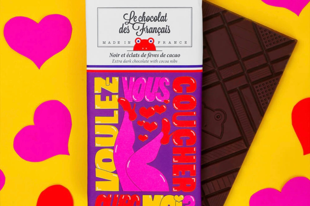 Tablette de chocolat noir aux éclats de fèves de cacao croquantes, fabriquée en France par Le Chocolat des Français. Chocolat artisanal intense et authentique, avec un packaging illustré et coloré.